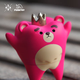 Toy bear wearing a crown, close-up of face and crown, vinyl material, 8 cm height.